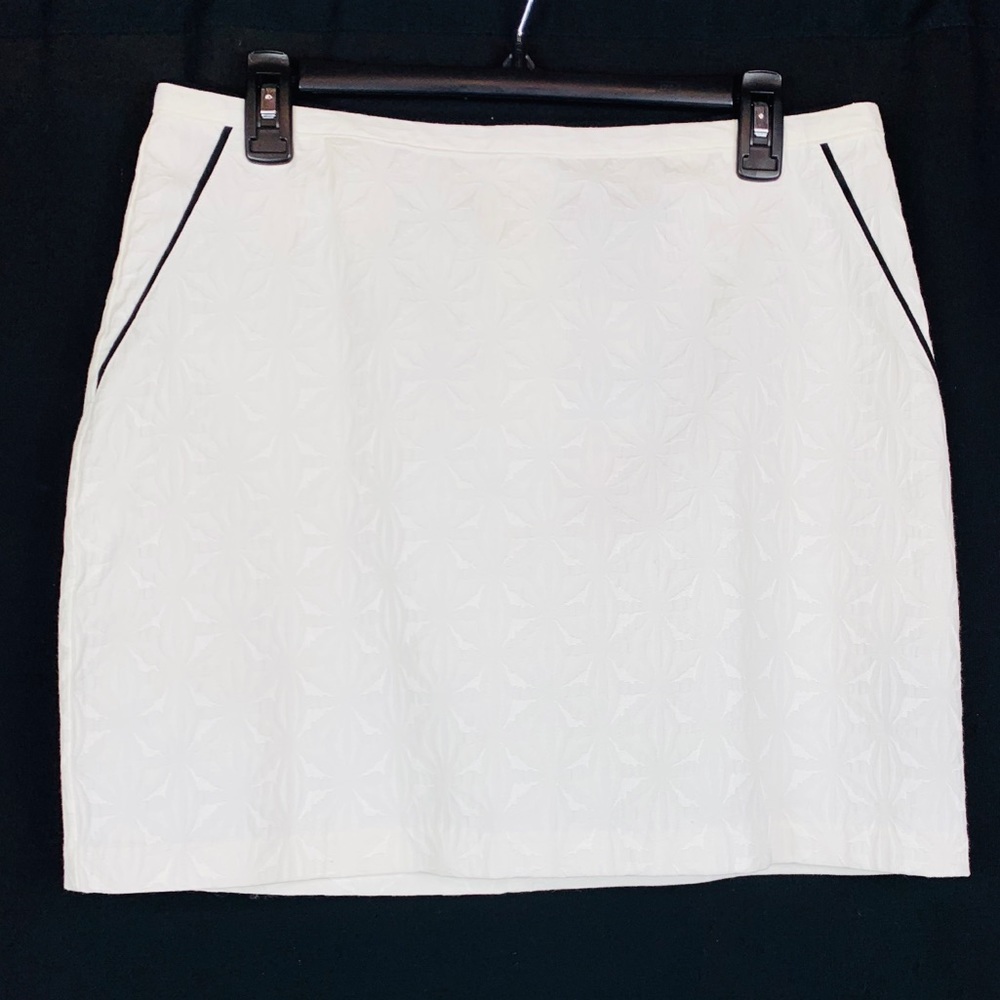 NWT. Suzy Shier White Mini Skirt. Size M